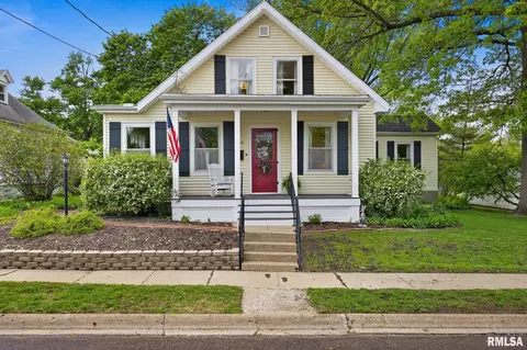 110 N Elm St, Washington, IL 61571