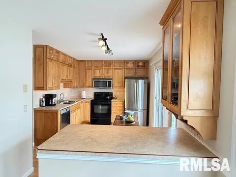 Kitchen - 65 Carriage Hl, Macomb, IL 61455 photo 3 of 3