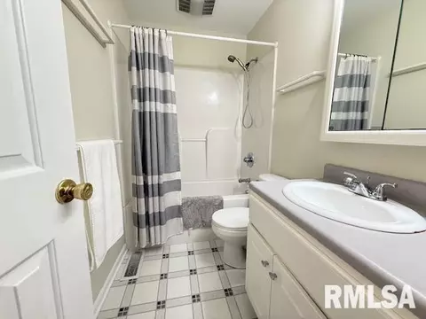 Bath - 65 Carriage Hl, Macomb, IL 61455 photo 3 of 3