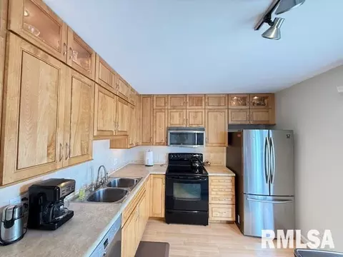 Kitchen - 65 Carriage Hl, Macomb, IL 61455 photo 2 of 3