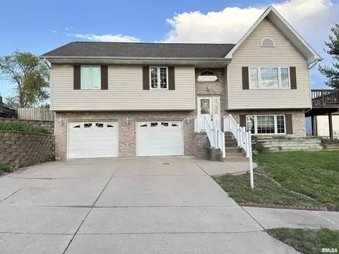 2208 Granada Dr, Pekin, IL 61554