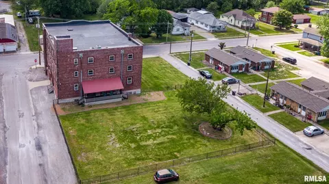 View/Area - 421 E Webster St, Benton, IL 62812 photo 1 of 4