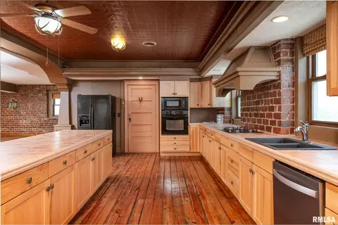 Kitchen - 421 E Webster St, Benton, IL 62812 photo 6 of 8