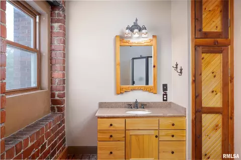 Bath - 421 E Webster St, Benton, IL 62812 photo 7 of 7