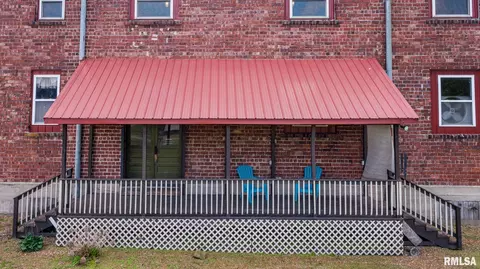 Exterior - 421 E Webster St, Benton, IL 62812 photo 5 of 6