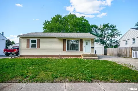 1836 Columbus Dr, Pekin, IL 61554
