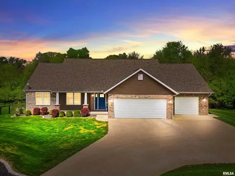 4 Valley High Dr, Pekin, IL 61554
