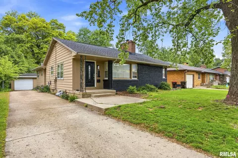 3221 N Twelve Oaks Dr, Peoria, IL 61604