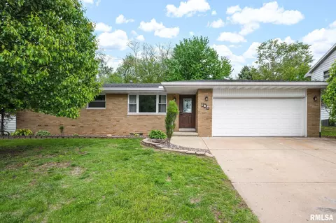 306 Parkway Ln, Pekin, IL 61554