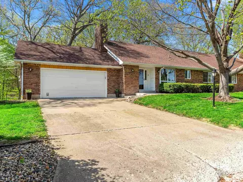 1 Country Club Ct # B, Pekin, IL 61554