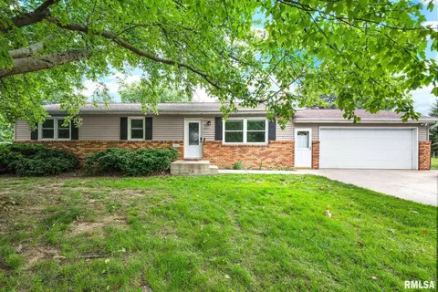 701 Somerset Dr, Germantown Hills, IL 61548
