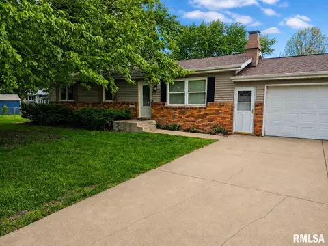 701 Somerset Dr, Germantown Hills, IL 61548
