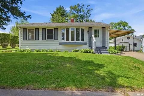 207 Greenbrook Dr, Pekin, IL 61554
