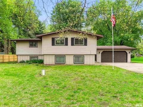 58 S Riverview Dr, East Peoria, IL 61611