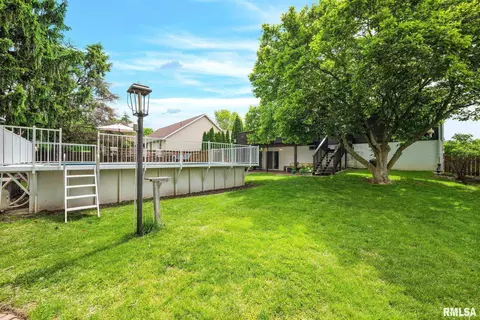 Exterior - 2129 Marigold Dr, Pekin, IL 61554 photo 6 of 7