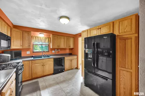 Kitchen - 2129 Marigold Dr, Pekin, IL 61554 photo 2 of 2