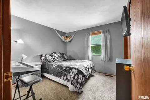 Bedroom - 2129 Marigold Dr, Pekin, IL 61554 photo 3 of 3