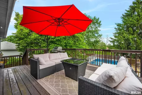 Exterior - 2129 Marigold Dr, Pekin, IL 61554 photo 2 of 7