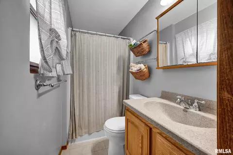 Bath - 2129 Marigold Dr, Pekin, IL 61554 photo 1 of 2
