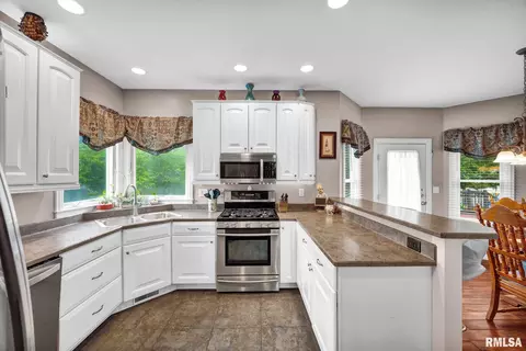 Kitchen - 626 N Marcus Ct, Chillicothe, IL 61523 photo 2 of 4