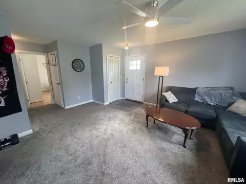 Entry Way - 30 Richmond Rd, Macomb, IL 61455 photo 2 of 4