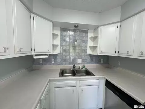 Kitchen - 30 Richmond Rd, Macomb, IL 61455 photo 3 of 4