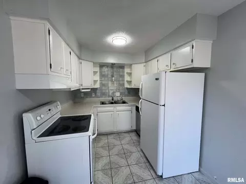 Kitchen - 30 Richmond Rd, Macomb, IL 61455 photo 1 of 4