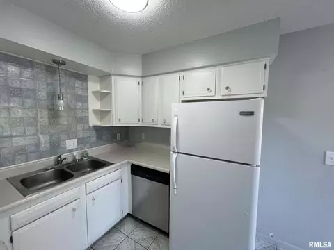 Kitchen - 30 Richmond Rd, Macomb, IL 61455 photo 4 of 4