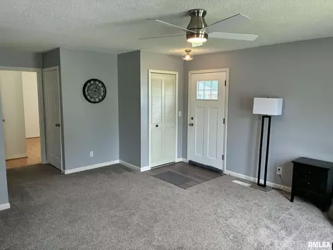 Entry Way - 30 Richmond Rd, Macomb, IL 61455 photo 1 of 2