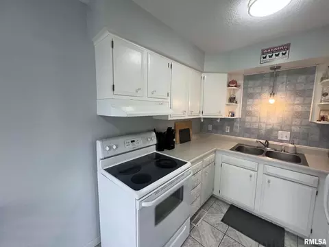 Kitchen - 30 Richmond Rd, Macomb, IL 61455 photo 1 of 4