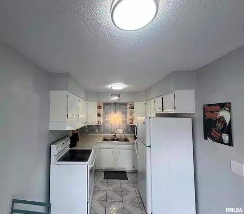 Kitchen - 30 Richmond Rd, Macomb, IL 61455 photo 4 of 4
