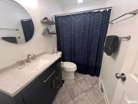 Bath - 30 Richmond Rd, Macomb, IL 61455 photo 2 of 3