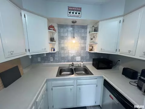 Kitchen - 30 Richmond Rd, Macomb, IL 61455 photo 2 of 4