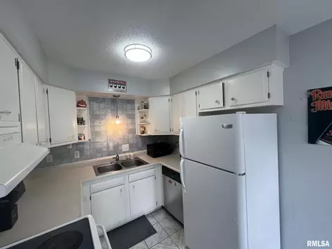 Kitchen - 30 Richmond Rd, Macomb, IL 61455 photo 3 of 4