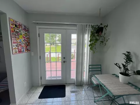 Entry Way - 30 Richmond Rd, Macomb, IL 61455 photo 3 of 4