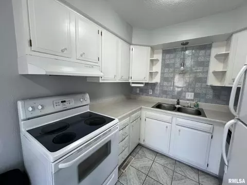 Kitchen - 30 Richmond Rd, Macomb, IL 61455 photo 2 of 4