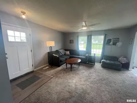 Entry Way - 30 Richmond Rd, Macomb, IL 61455 photo 1 of 4