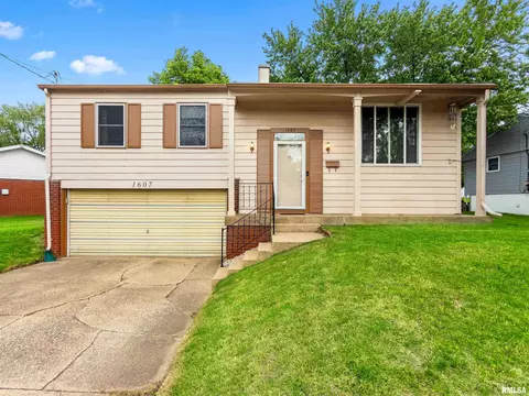 1607 Memorial Dr, Pekin, IL 61554