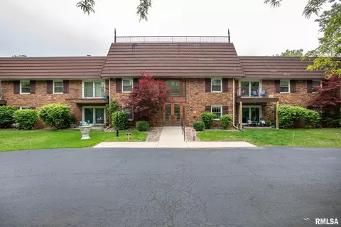 3900 N Stable Ct, Peoria, IL 61614