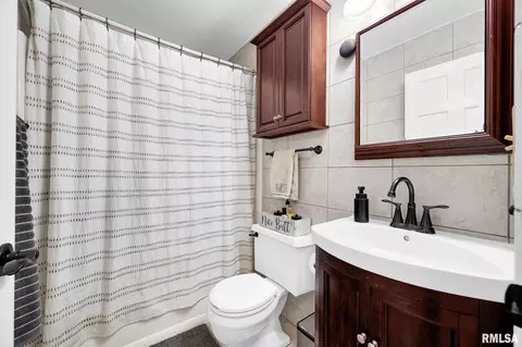 Bath - 603 Manor Dr, Metamora, IL 61548 photo 2 of 2