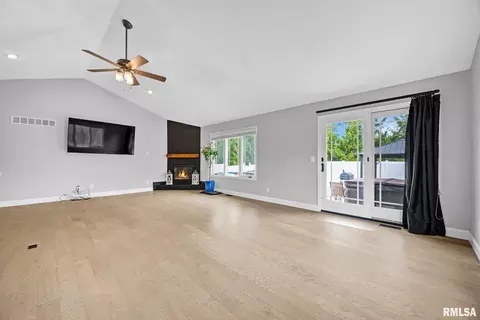 Living - 7216 S Ridgebrook Dr, Mapleton, IL 61547 photo 4 of 5