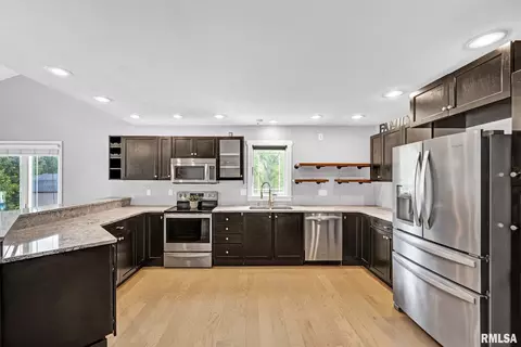 Kitchen - 7216 S Ridgebrook Dr, Mapleton, IL 61547 photo 2 of 3
