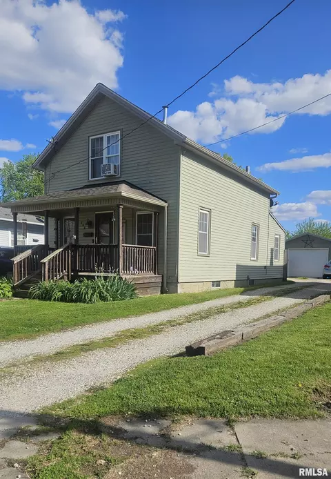 394 W Maple St, Canton, IL 61520