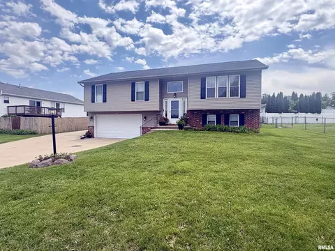 104 Independence Dr, East Peoria, IL 61611