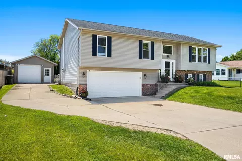 104 Independence Dr, East Peoria, IL 61611