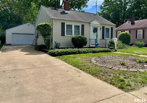 304 Sherwood Dr, Pekin, IL 61554