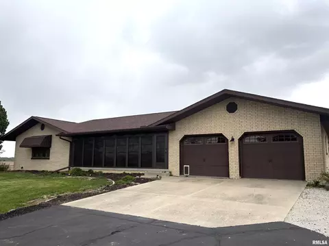 18067 Dee Mac Rd, Mackinaw, IL 61755