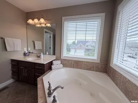 Bath - 11003 N Moonstone Ct, Dunlap, IL 61525 photo 2 of 6