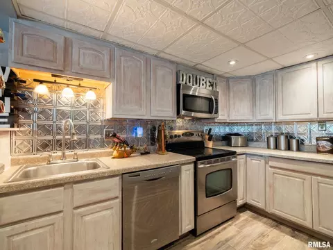 Kitchen - 16177 E Blackfoot Dr, Cuba, IL 61427 photo 9 of 10