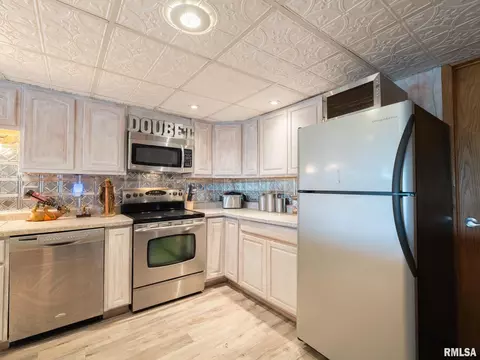 Kitchen - 16177 E Blackfoot Dr, Cuba, IL 61427 photo 7 of 10